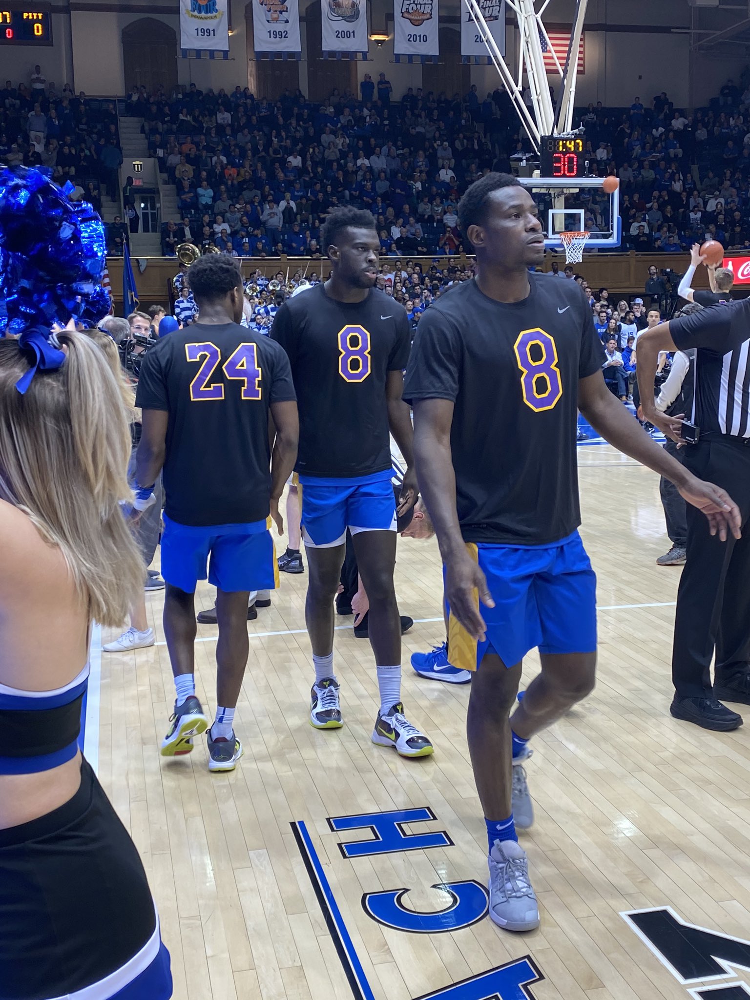 Pitt players pay tribute to the late Kobe Bryant on Tuesday night before the Blue Devils' game against Pitt.